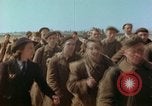 Standbild befreiten französische Soldaten Paris Frankreich, 1945, aus Sekunde 11 historischem Filmmaterial Videoclip 65675020433