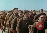 Standbild befreiten französische Soldaten Paris Frankreich, 1945, aus Sekunde 13 historischem Filmmaterial Videoclip 65675020433
