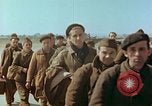 Standbild befreiten französische Soldaten Paris Frankreich, 1945, aus Sekunde 14 historischem Filmmaterial Videoclip 65675020433