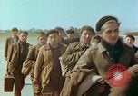 Standbild befreiten französische Soldaten Paris Frankreich, 1945, aus Sekunde 15 historischem Filmmaterial Videoclip 65675020433