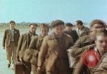 Standbild befreiten französische Soldaten Paris Frankreich, 1945, aus Sekunde 16 historischem Filmmaterial Videoclip 65675020433