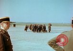 Standbild befreiten französische Soldaten Paris Frankreich, 1945, aus Sekunde 22 historischem Filmmaterial Videoclip 65675020433