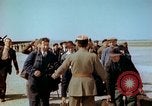 Standbild befreiten französische Soldaten Paris Frankreich, 1945, aus Sekunde 23 historischem Filmmaterial Videoclip 65675020433