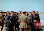 Standbild befreiten französische Soldaten Paris Frankreich, 1945, aus Sekunde 27 historischem Filmmaterial Videoclip 65675020433