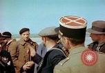 Standbild befreiten französische Soldaten Paris Frankreich, 1945, aus Sekunde 29 historischem Filmmaterial Videoclip 65675020433
