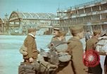 Standbild befreiten französische Soldaten Paris Frankreich, 1945, aus Sekunde 34 historischem Filmmaterial Videoclip 65675020433