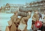 Standbild befreiten französische Soldaten Paris Frankreich, 1945, aus Sekunde 35 historischem Filmmaterial Videoclip 65675020433