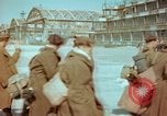 Standbild befreiten französische Soldaten Paris Frankreich, 1945, aus Sekunde 36 historischem Filmmaterial Videoclip 65675020433