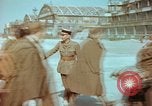 Standbild befreiten französische Soldaten Paris Frankreich, 1945, aus Sekunde 37 historischem Filmmaterial Videoclip 65675020433