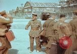 Standbild befreiten französische Soldaten Paris Frankreich, 1945, aus Sekunde 38 historischem Filmmaterial Videoclip 65675020433