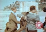 Standbild befreiten französische Soldaten Paris Frankreich, 1945, aus Sekunde 39 historischem Filmmaterial Videoclip 65675020433