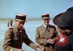 Standbild befreiten französische Soldaten Paris Frankreich, 1945, aus Sekunde 41 historischem Filmmaterial Videoclip 65675020433