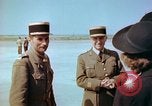 Standbild befreiten französische Soldaten Paris Frankreich, 1945, aus Sekunde 42 historischem Filmmaterial Videoclip 65675020433