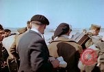 Standbild befreiten französische Soldaten Paris Frankreich, 1945, aus Sekunde 45 historischem Filmmaterial Videoclip 65675020433