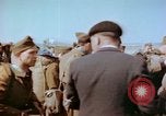 Standbild befreiten französische Soldaten Paris Frankreich, 1945, aus Sekunde 46 historischem Filmmaterial Videoclip 65675020433