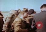 Standbild befreiten französische Soldaten Paris Frankreich, 1945, aus Sekunde 47 historischem Filmmaterial Videoclip 65675020433