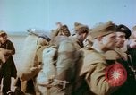 Standbild befreiten französische Soldaten Paris Frankreich, 1945, aus Sekunde 48 historischem Filmmaterial Videoclip 65675020433