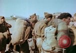 Standbild befreiten französische Soldaten Paris Frankreich, 1945, aus Sekunde 49 historischem Filmmaterial Videoclip 65675020433