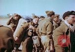 Standbild befreiten französische Soldaten Paris Frankreich, 1945, aus Sekunde 51 historischem Filmmaterial Videoclip 65675020433