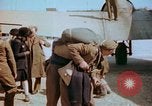 Standbild befreiten französische Soldaten Paris Frankreich, 1945, aus Sekunde 53 historischem Filmmaterial Videoclip 65675020433