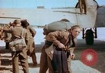 Standbild befreiten französische Soldaten Paris Frankreich, 1945, aus Sekunde 55 historischem Filmmaterial Videoclip 65675020433