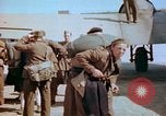 Standbild befreiten französische Soldaten Paris Frankreich, 1945, aus Sekunde 56 historischem Filmmaterial Videoclip 65675020433