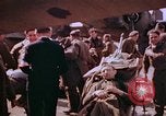 Standbild befreiten französische Soldaten Paris Frankreich, 1945, aus Sekunde 59 historischem Filmmaterial Videoclip 65675020433