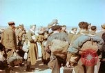 Standbild befreiten französische Soldaten Paris Frankreich, 1945, aus Sekunde 62 historischem Filmmaterial Videoclip 65675020433