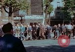 Standbild VE Day Celebrations Paris Frankreich, 1945, aus Sekunde 12 historischem Filmmaterial Videoclip 65675020434