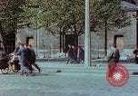 Standbild VE Day Celebrations Paris Frankreich, 1945, aus Sekunde 16 historischem Filmmaterial Videoclip 65675020434