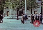Standbild VE Day Celebrations Paris Frankreich, 1945, aus Sekunde 17 historischem Filmmaterial Videoclip 65675020434