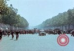 Standbild VE Day Celebrations Paris Frankreich, 1945, aus Sekunde 28 historischem Filmmaterial Videoclip 65675020434