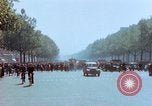 Standbild VE Day Celebrations Paris Frankreich, 1945, aus Sekunde 29 historischem Filmmaterial Videoclip 65675020434