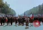 Standbild VE Day Celebrations Paris Frankreich, 1945, aus Sekunde 34 historischem Filmmaterial Videoclip 65675020434