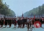 Standbild VE Day Celebrations Paris Frankreich, 1945, aus Sekunde 35 historischem Filmmaterial Videoclip 65675020434
