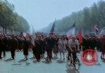 Standbild VE Day Celebrations Paris Frankreich, 1945, aus Sekunde 37 historischem Filmmaterial Videoclip 65675020434