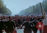 Standbild VE Day Celebrations Paris Frankreich, 1945, aus Sekunde 39 historischem Filmmaterial Videoclip 65675020434
