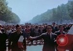 Standbild VE Day Celebrations Paris Frankreich, 1945, aus Sekunde 40 historischem Filmmaterial Videoclip 65675020434
