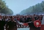 Standbild VE Day Celebrations Paris Frankreich, 1945, aus Sekunde 41 historischem Filmmaterial Videoclip 65675020434