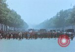 Standbild VE Day Celebrations Paris Frankreich, 1945, aus Sekunde 44 historischem Filmmaterial Videoclip 65675020434