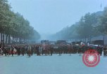 Standbild VE Day Celebrations Paris Frankreich, 1945, aus Sekunde 45 historischem Filmmaterial Videoclip 65675020434