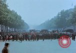 Standbild VE Day Celebrations Paris Frankreich, 1945, aus Sekunde 46 historischem Filmmaterial Videoclip 65675020434