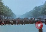 Standbild VE Day Celebrations Paris Frankreich, 1945, aus Sekunde 48 historischem Filmmaterial Videoclip 65675020434