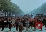 Standbild VE Day Celebrations Paris Frankreich, 1945, aus Sekunde 51 historischem Filmmaterial Videoclip 65675020434