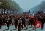 Standbild VE Day Celebrations Paris Frankreich, 1945, aus Sekunde 52 historischem Filmmaterial Videoclip 65675020434