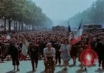 Standbild VE Day Celebrations Paris Frankreich, 1945, aus Sekunde 53 historischem Filmmaterial Videoclip 65675020434