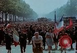 Standbild VE Day Celebrations Paris Frankreich, 1945, aus Sekunde 54 historischem Filmmaterial Videoclip 65675020434