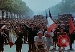 Standbild VE Day Celebrations Paris Frankreich, 1945, aus Sekunde 55 historischem Filmmaterial Videoclip 65675020434