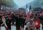Standbild VE Day Celebrations Paris Frankreich, 1945, aus Sekunde 56 historischem Filmmaterial Videoclip 65675020434