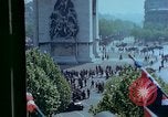 Standbild VE Day Celebrations Paris Frankreich, 1945, aus Sekunde 61 historischem Filmmaterial Videoclip 65675020434